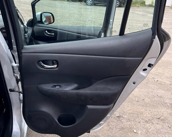 Серый Ниссан Лиф, объемом двигателя 0 л и пробегом 105 тыс. км за 11900 $, фото 13 на Automoto.ua