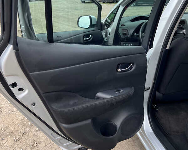 Серый Ниссан Лиф, объемом двигателя 0 л и пробегом 105 тыс. км за 11900 $, фото 29 на Automoto.ua