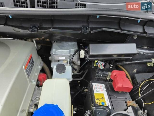 Серый Ниссан Лиф, объемом двигателя 0 л и пробегом 115 тыс. км за 8000 $, фото 2 на Automoto.ua