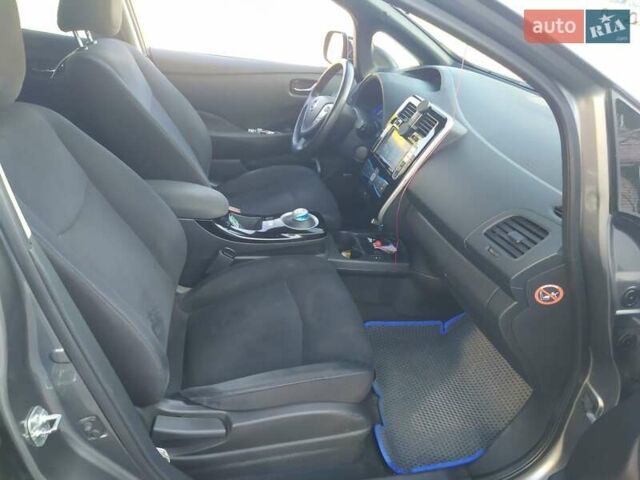 Серый Ниссан Лиф, объемом двигателя 0 л и пробегом 156 тыс. км за 7999 $, фото 1 на Automoto.ua