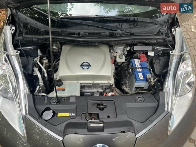 Серый Ниссан Лиф, объемом двигателя 0 л и пробегом 130 тыс. км за 9000 $, фото 23 на Automoto.ua