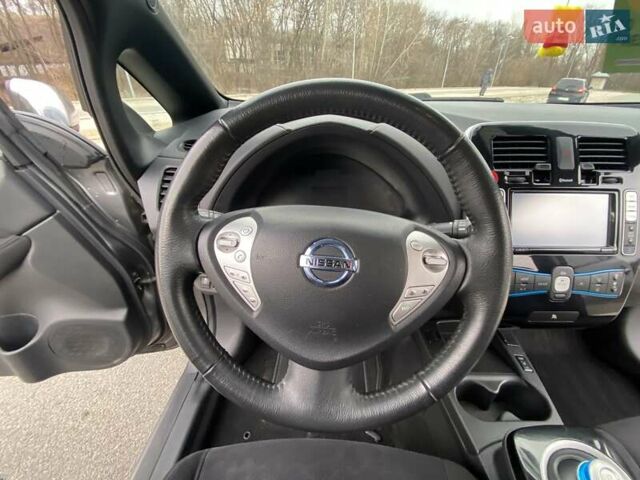 Серый Ниссан Лиф, объемом двигателя 0 л и пробегом 151 тыс. км за 5900 $, фото 21 на Automoto.ua