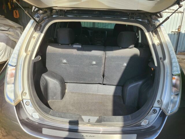 Серый Ниссан Лиф, объемом двигателя 0 л и пробегом 140 тыс. км за 6010 $, фото 5 на Automoto.ua