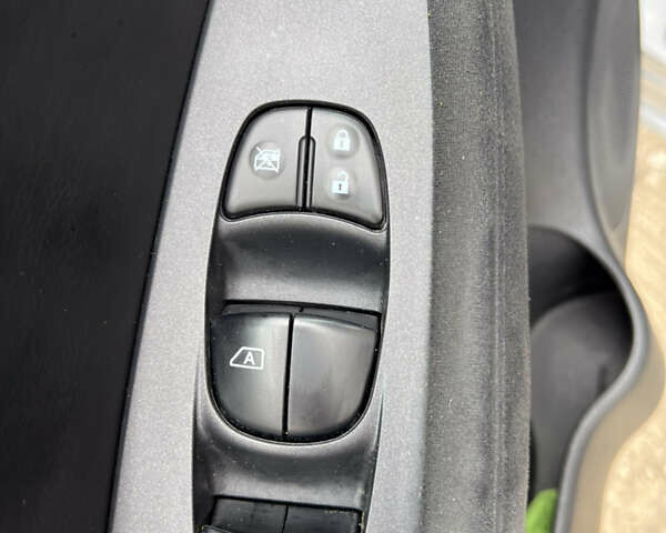 Серый Ниссан Лиф, объемом двигателя 0 л и пробегом 105 тыс. км за 11900 $, фото 25 на Automoto.ua