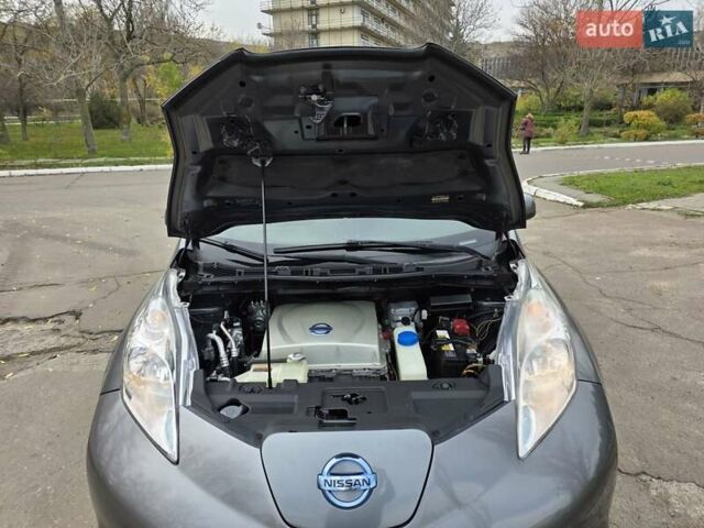 Серый Ниссан Лиф, объемом двигателя 0 л и пробегом 115 тыс. км за 8000 $, фото 1 на Automoto.ua