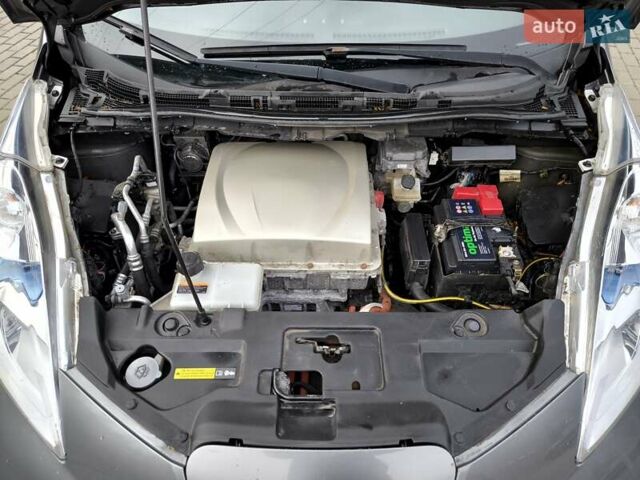 Серый Ниссан Лиф, объемом двигателя 0 л и пробегом 148 тыс. км за 8500 $, фото 16 на Automoto.ua