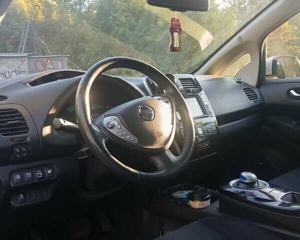 Серый Ниссан Лиф, объемом двигателя 0 л и пробегом 122 тыс. км за 8700 $, фото 13 на Automoto.ua