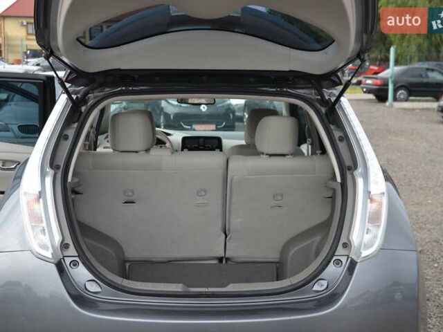 Серый Ниссан Лиф, объемом двигателя 0 л и пробегом 56 тыс. км за 8000 $, фото 17 на Automoto.ua