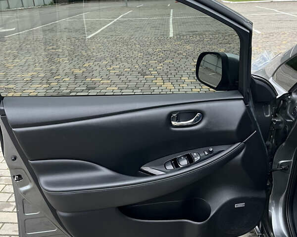 Серый Ниссан Лиф, объемом двигателя 0 л и пробегом 92 тыс. км за 8600 $, фото 48 на Automoto.ua