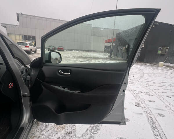 Серый Ниссан Лиф, объемом двигателя 0 л и пробегом 147 тыс. км за 6800 $, фото 12 на Automoto.ua