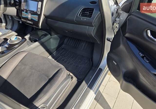 Сірий Ніссан Ліф, об'ємом двигуна 0 л та пробігом 110 тис. км за 7700 $, фото 19 на Automoto.ua