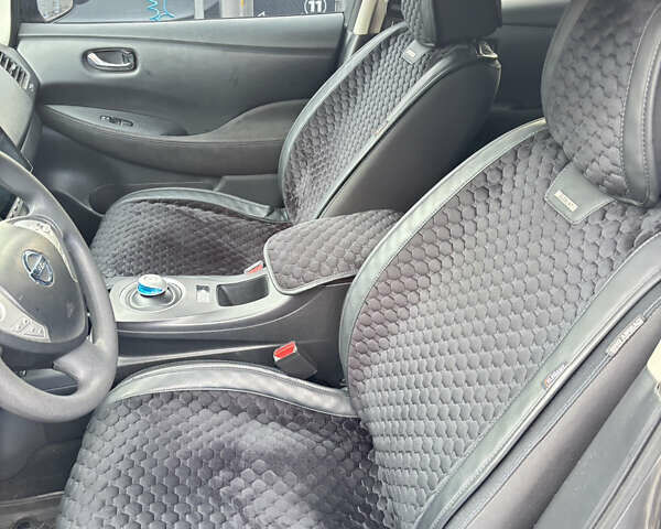 Серый Ниссан Лиф, объемом двигателя 0 л и пробегом 65 тыс. км за 9000 $, фото 7 на Automoto.ua