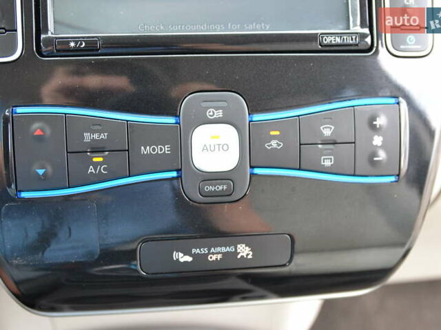 Серый Ниссан Лиф, объемом двигателя 0 л и пробегом 56 тыс. км за 8000 $, фото 24 на Automoto.ua