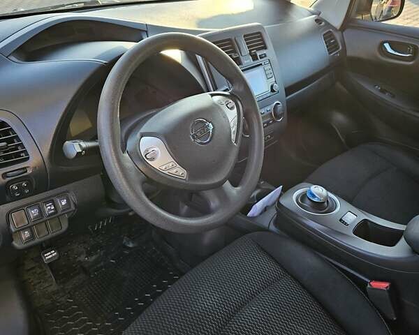 Серый Ниссан Лиф, объемом двигателя 0 л и пробегом 88 тыс. км за 7200 $, фото 7 на Automoto.ua
