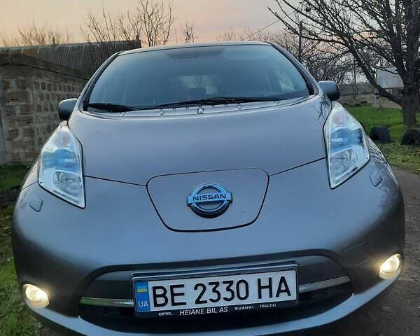 Серый Ниссан Лиф, объемом двигателя 0 л и пробегом 102 тыс. км за 9850 $, фото 4 на Automoto.ua