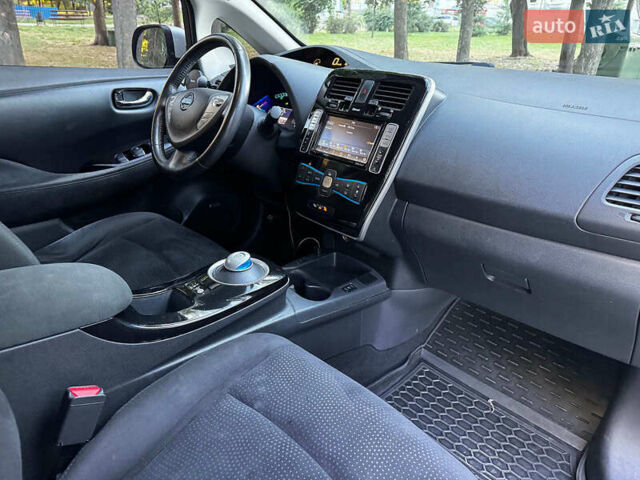 Серый Ниссан Лиф, объемом двигателя 0 л и пробегом 80 тыс. км за 10540 $, фото 28 на Automoto.ua