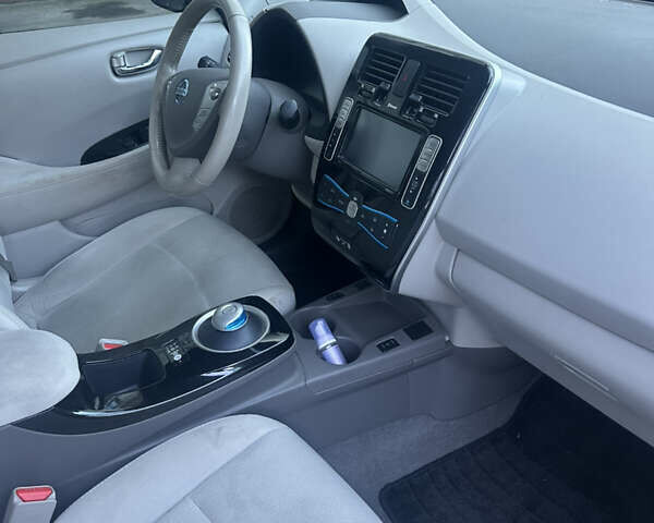 Ниссан Лиф 2016 в Ивано-Франковске на Automoto.ua Серый Ниссан Лиф, объемом двигателя 0 л и пробегом 82 тыс. км за 8199 $, фото 12 на Automoto.ua