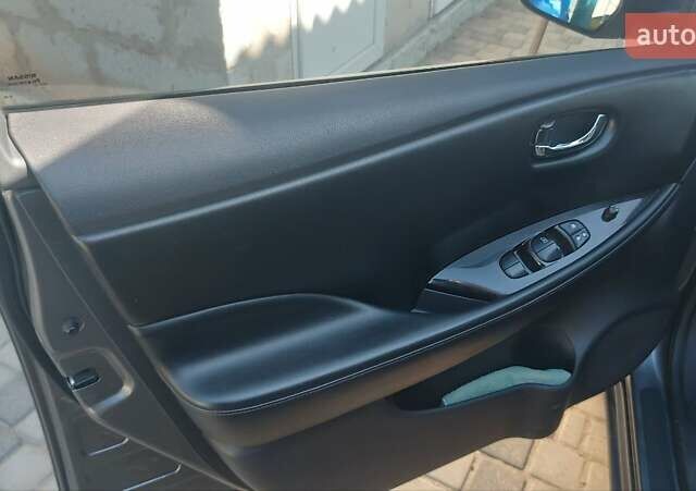 Сірий Ніссан Ліф, об'ємом двигуна 0 л та пробігом 92 тис. км за 9000 $, фото 4 на Automoto.ua