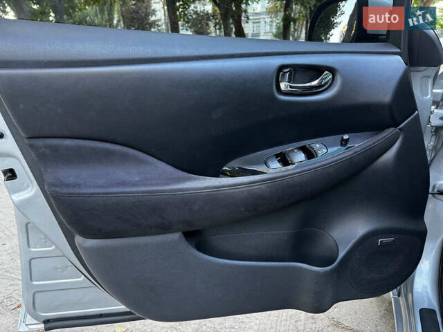 Серый Ниссан Лиф, объемом двигателя 0 л и пробегом 80 тыс. км за 10540 $, фото 12 на Automoto.ua