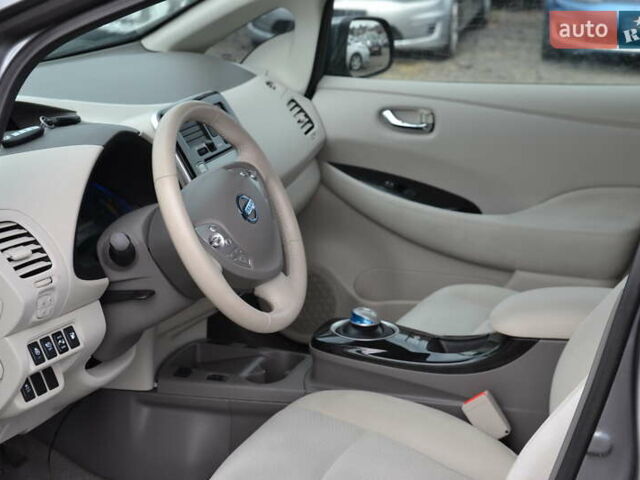 Серый Ниссан Лиф, объемом двигателя 0 л и пробегом 56 тыс. км за 8000 $, фото 13 на Automoto.ua