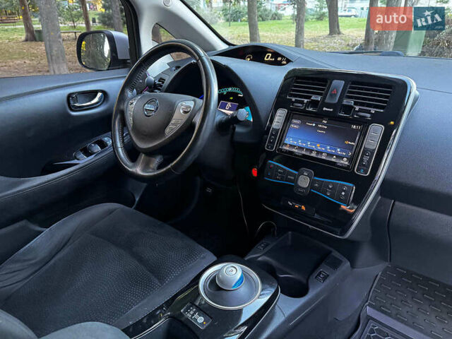 Серый Ниссан Лиф, объемом двигателя 0 л и пробегом 80 тыс. км за 10540 $, фото 29 на Automoto.ua
