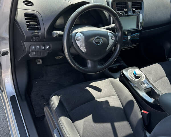 Серый Ниссан Лиф, объемом двигателя 0 л и пробегом 95 тыс. км за 9200 $, фото 13 на Automoto.ua