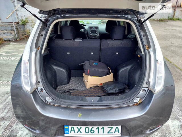 Серый Ниссан Лиф, объемом двигателя 0 л и пробегом 144 тыс. км за 7500 $, фото 5 на Automoto.ua