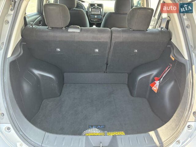Серый Ниссан Лиф, объемом двигателя 0 л и пробегом 95 тыс. км за 9200 $, фото 12 на Automoto.ua