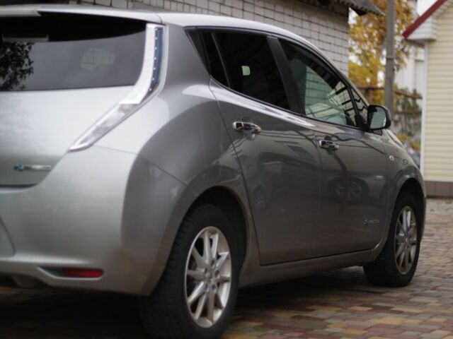 Сірий Ніссан Ліф, об'ємом двигуна 0 л та пробігом 111 тис. км за 8300 $, фото 1 на Automoto.ua