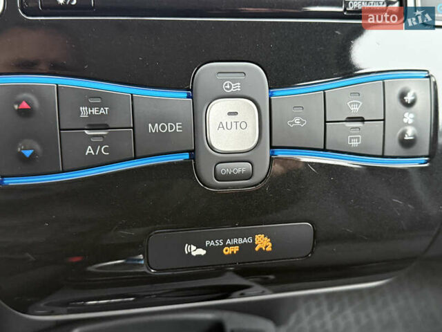 Серый Ниссан Лиф, объемом двигателя 0 л и пробегом 63 тыс. км за 7200 $, фото 43 на Automoto.ua