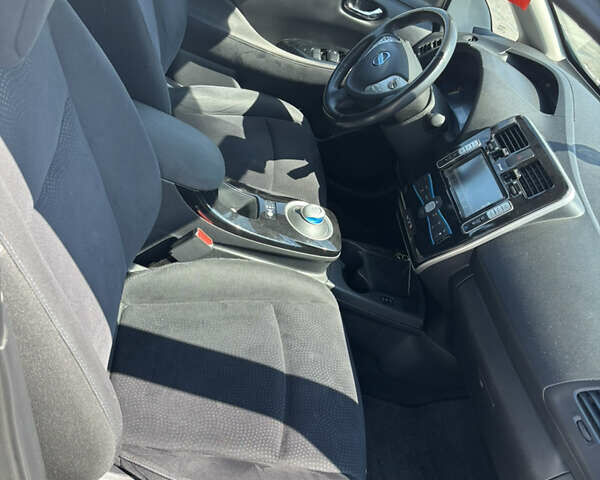 Серый Ниссан Лиф, объемом двигателя 0 л и пробегом 95 тыс. км за 9200 $, фото 11 на Automoto.ua