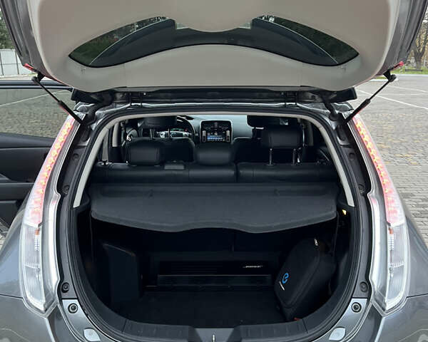 Серый Ниссан Лиф, объемом двигателя 0 л и пробегом 92 тыс. км за 8600 $, фото 77 на Automoto.ua