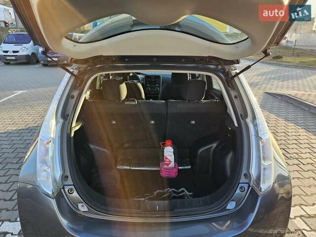 Серый Ниссан Лиф, объемом двигателя 0 л и пробегом 88 тыс. км за 7200 $, фото 10 на Automoto.ua