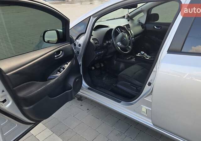 Сірий Ніссан Ліф, об'ємом двигуна 0 л та пробігом 110 тис. км за 7700 $, фото 26 на Automoto.ua