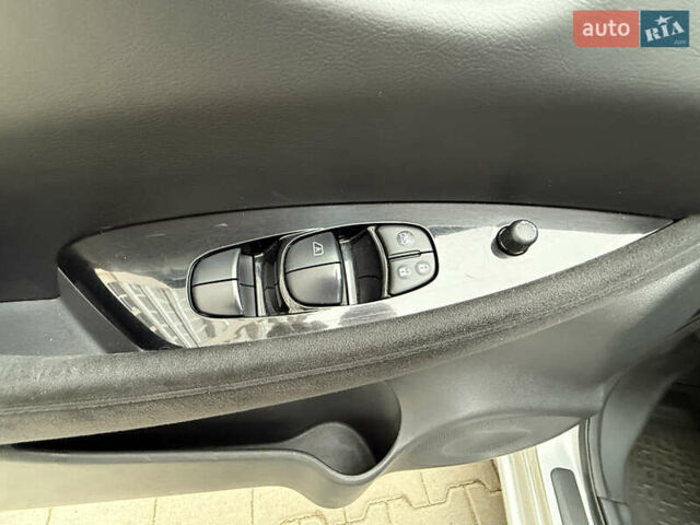 Серый Ниссан Лиф, объемом двигателя 0 л и пробегом 63 тыс. км за 7200 $, фото 31 на Automoto.ua