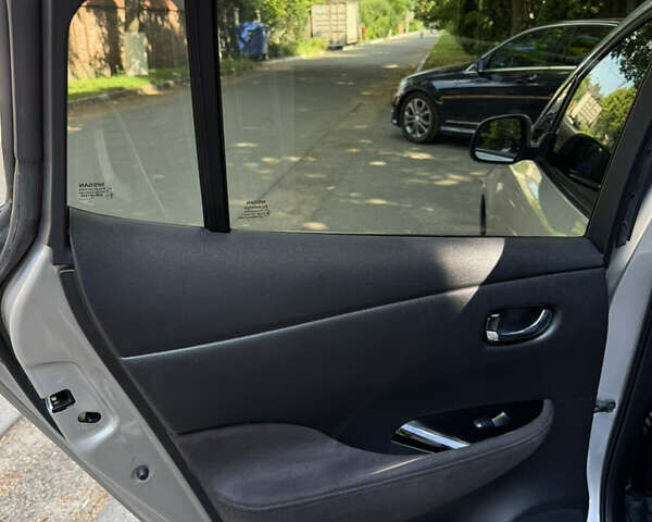 Серый Ниссан Лиф, объемом двигателя 0 л и пробегом 131 тыс. км за 9600 $, фото 19 на Automoto.ua