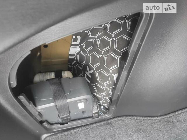 Серый Ниссан Лиф, объемом двигателя 0 л и пробегом 61 тыс. км за 8000 $, фото 13 на Automoto.ua