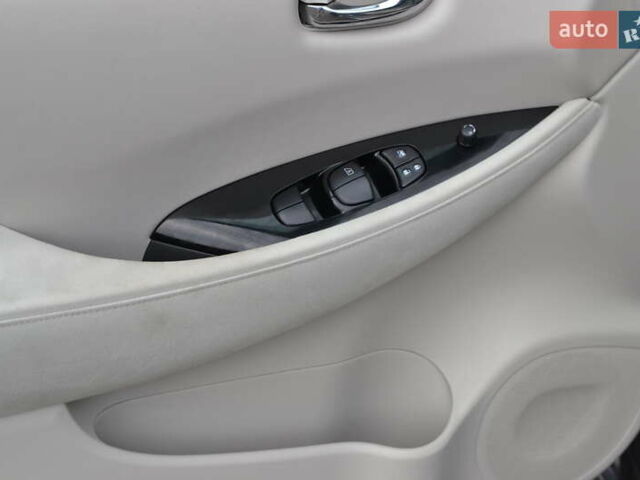 Серый Ниссан Лиф, объемом двигателя 0 л и пробегом 56 тыс. км за 8000 $, фото 14 на Automoto.ua