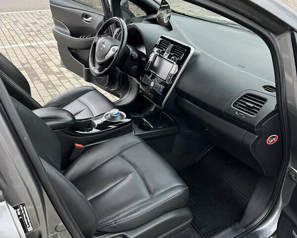 Серый Ниссан Лиф, объемом двигателя 0 л и пробегом 92 тыс. км за 8600 $, фото 55 на Automoto.ua