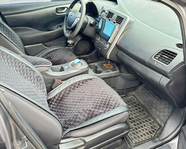 Серый Ниссан Лиф, объемом двигателя 0 л и пробегом 65 тыс. км за 9000 $, фото 11 на Automoto.ua