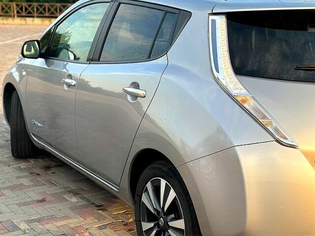 Серый Ниссан Лиф, объемом двигателя 80 л и пробегом 115 тыс. км за 8700 $, фото 4 на Automoto.ua