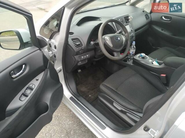 Серый Ниссан Лиф, объемом двигателя 0 л и пробегом 55 тыс. км за 6900 $, фото 6 на Automoto.ua