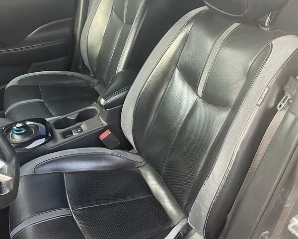 Серый Ниссан Лиф, объемом двигателя 0 л и пробегом 144 тыс. км за 12500 $, фото 8 на Automoto.ua