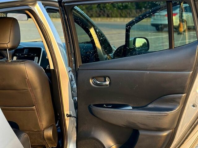 Серый Ниссан Лиф, объемом двигателя 80 л и пробегом 115 тыс. км за 8700 $, фото 8 на Automoto.ua