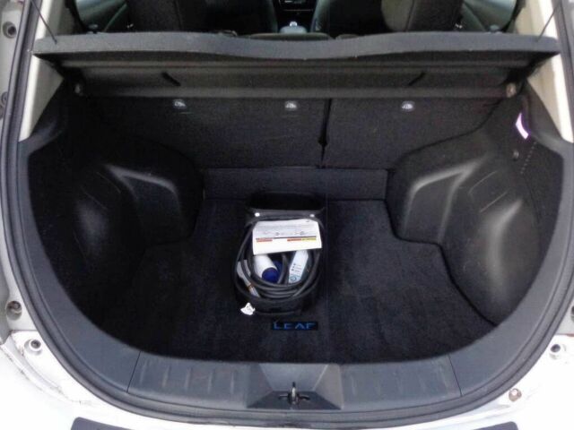 Серый Ниссан Лиф, объемом двигателя 0 л и пробегом 56 тыс. км за 7000 $, фото 10 на Automoto.ua