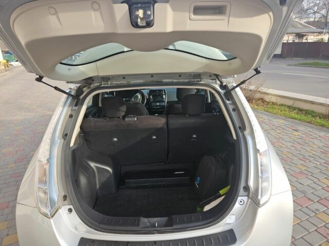 Серый Ниссан Лиф, объемом двигателя 0 л и пробегом 57 тыс. км за 9900 $, фото 3 на Automoto.ua