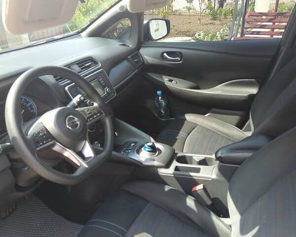 Сірий Ніссан Ліф, об'ємом двигуна 0 л та пробігом 61 тис. км за 18000 $, фото 2 на Automoto.ua