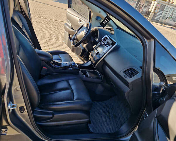 Серый Ниссан Лиф, объемом двигателя 0 л и пробегом 88 тыс. км за 12500 $, фото 20 на Automoto.ua