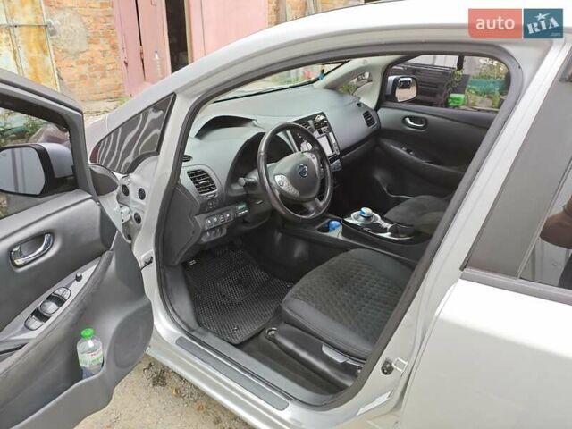 Серый Ниссан Лиф, объемом двигателя 0 л и пробегом 178 тыс. км за 7500 $, фото 4 на Automoto.ua