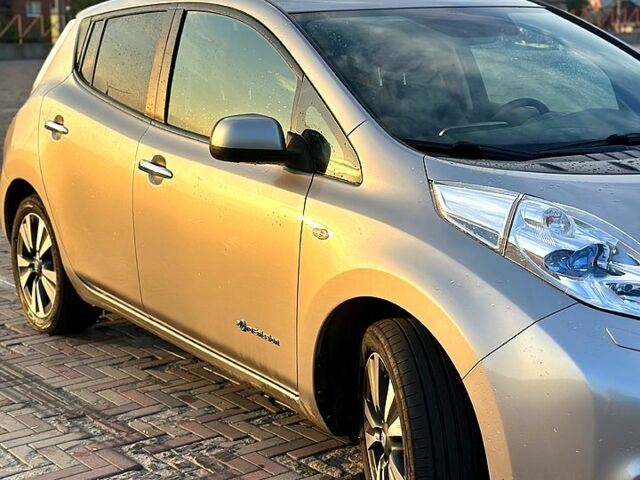 Серый Ниссан Лиф, объемом двигателя 80 л и пробегом 115 тыс. км за 8700 $, фото 3 на Automoto.ua